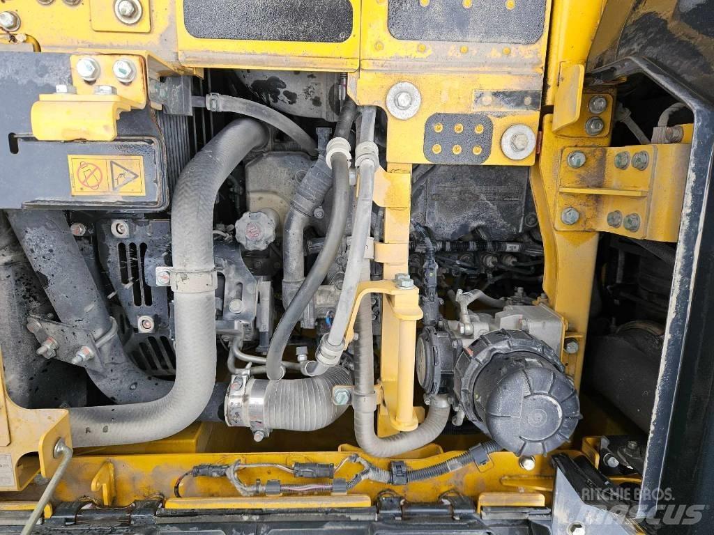 Komatsu PC228USLC-11 حفارات زحافة