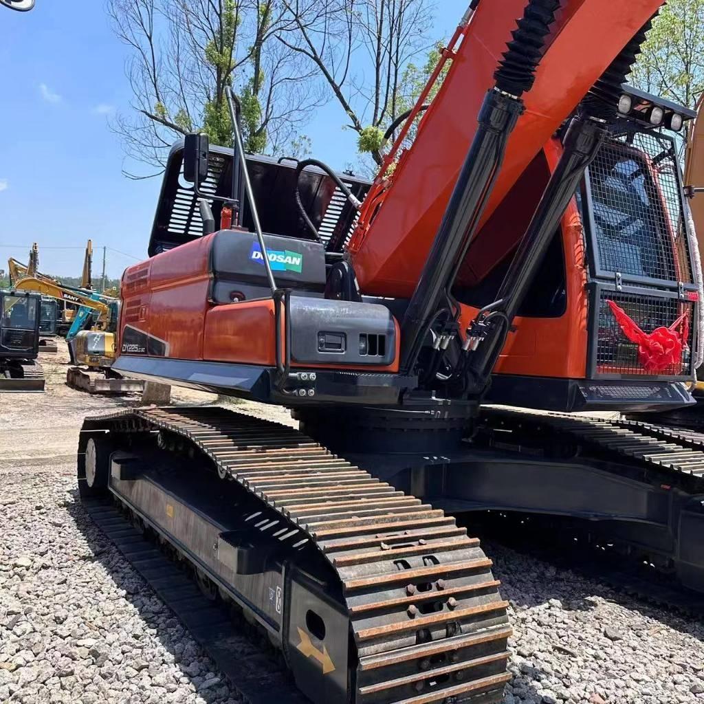 Doosan DX 225 LC حفارات زحافة