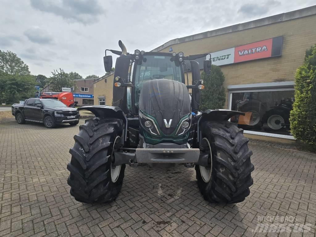 Valtra T 174 الجرارات