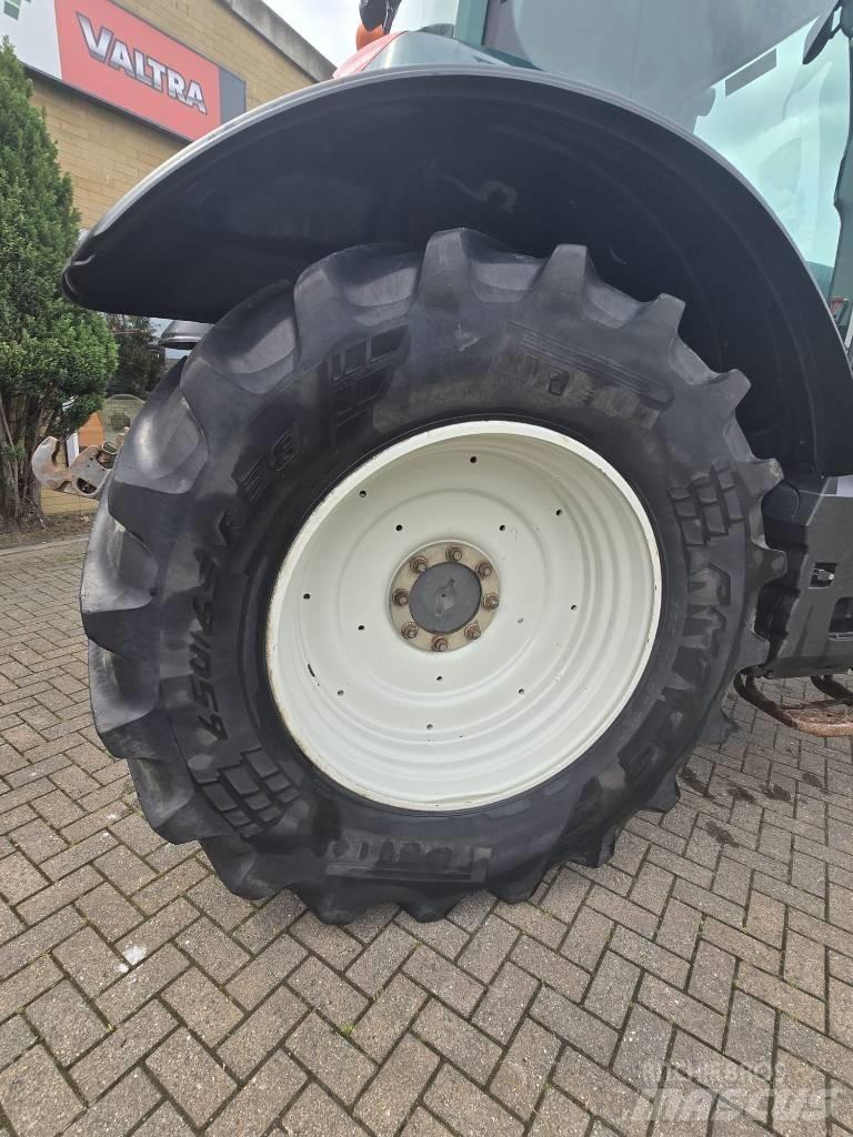 Valtra T 174 الجرارات