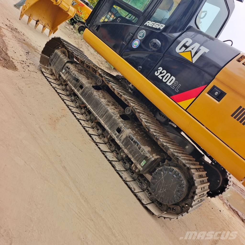CAT 320 D2 حفارات زحافة