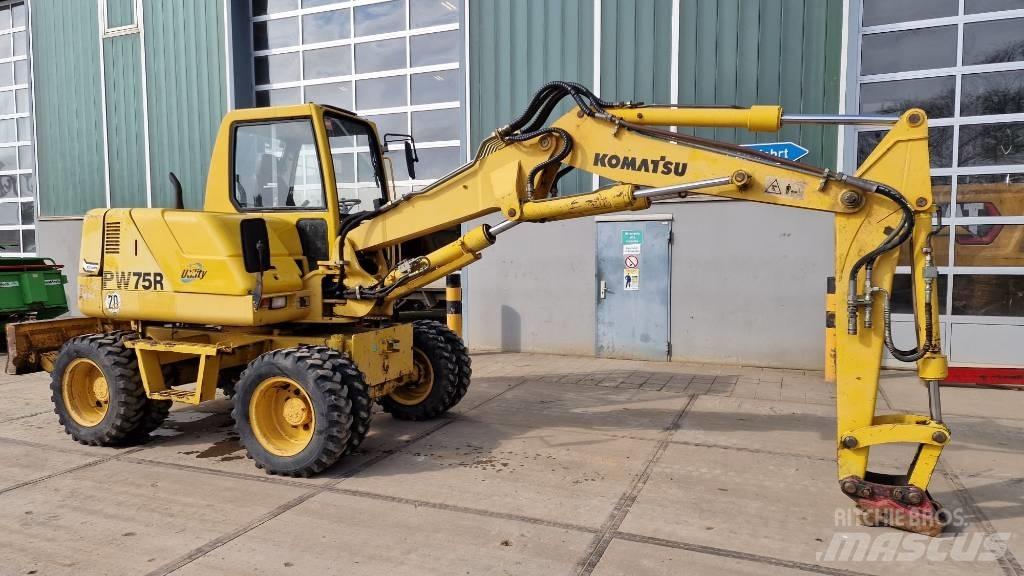 Komatsu PW 75 R حفارات بعجل