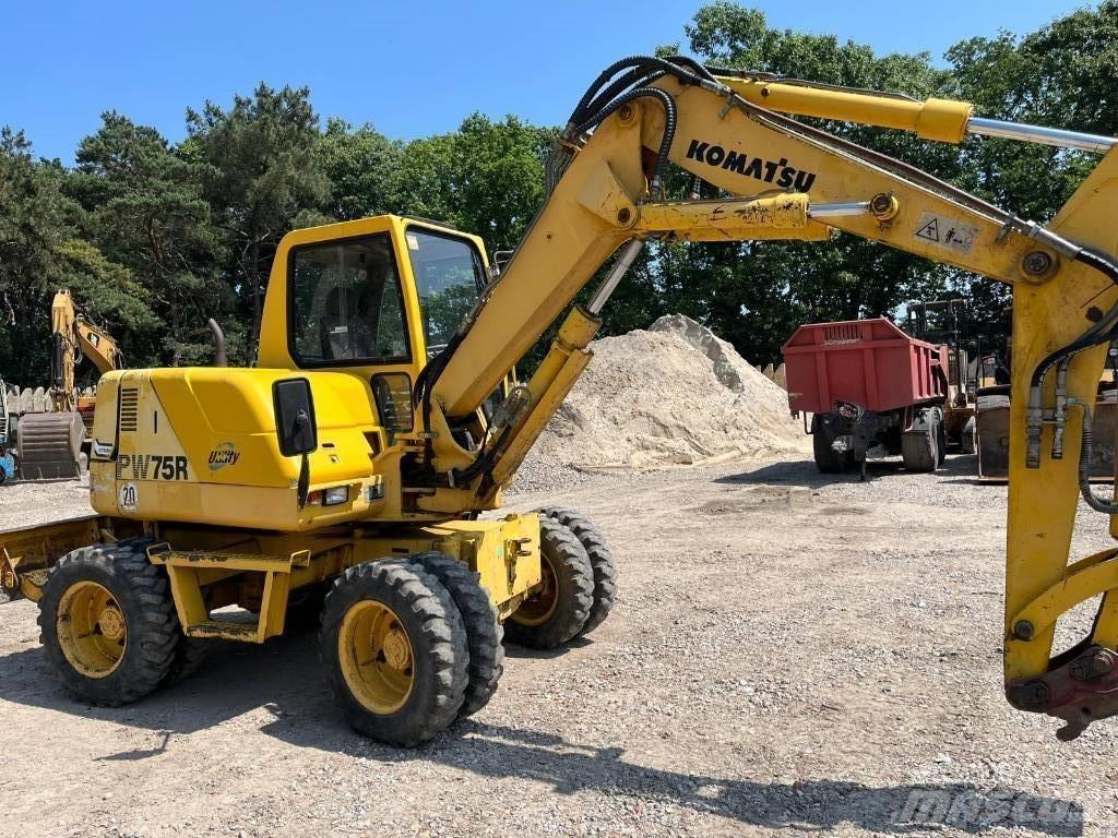Komatsu PW 75 R حفارات بعجل