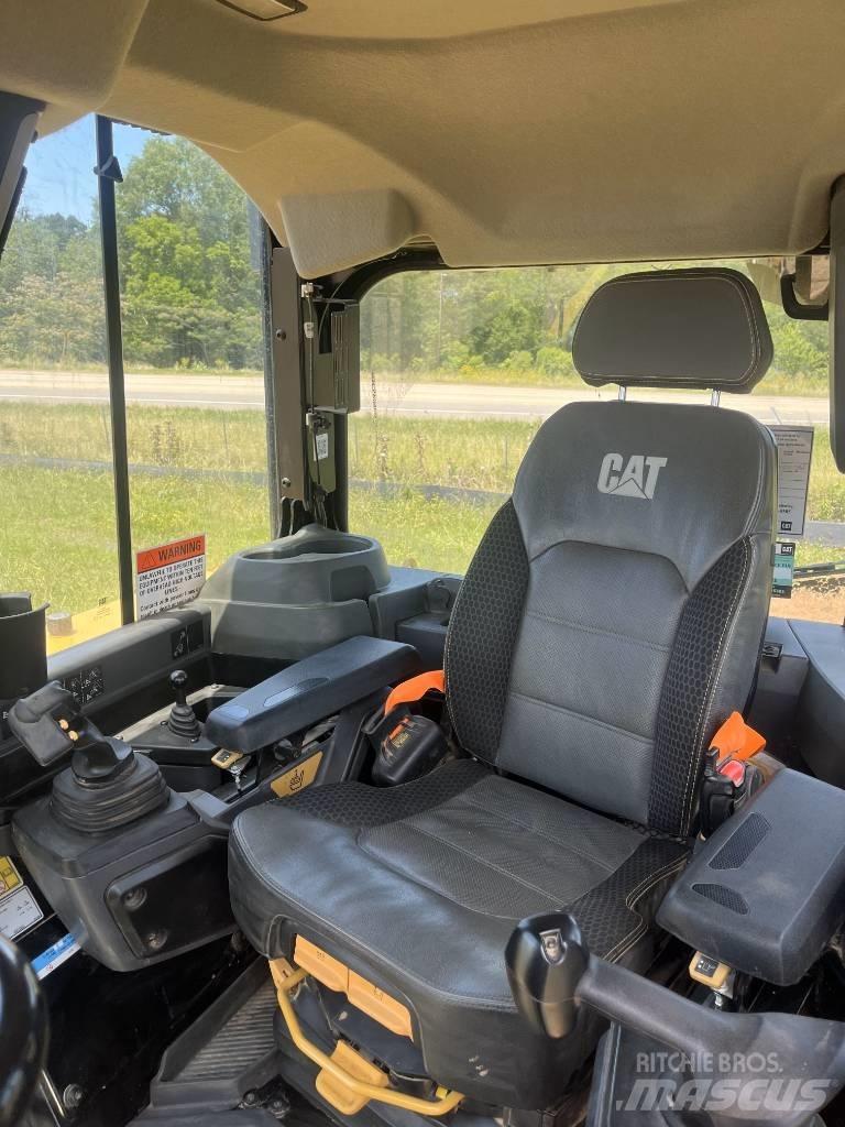 CAT D 6 LGP بلدوزرات مجنزرة