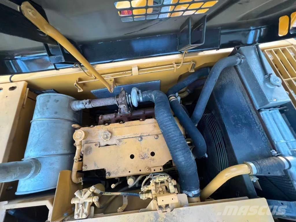 CAT 320 D حفارات زحافة