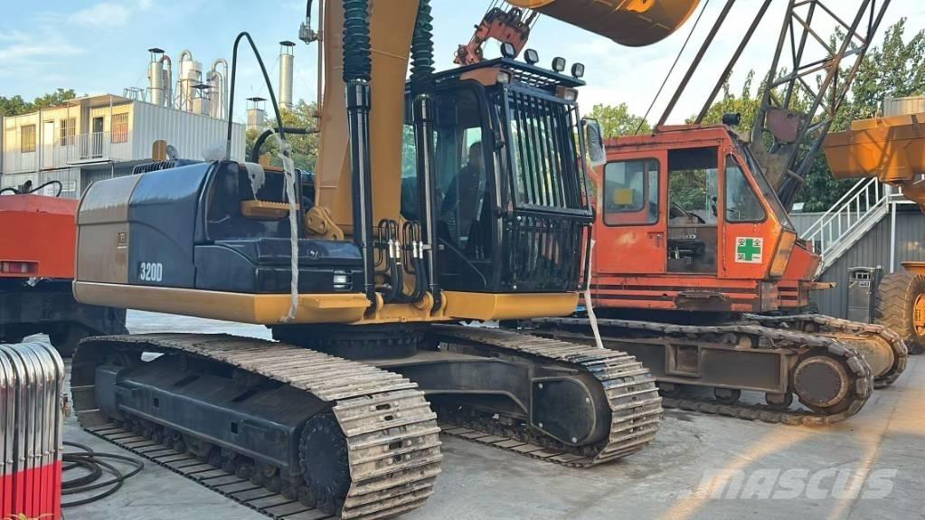 CAT 320 D حفارات زحافة