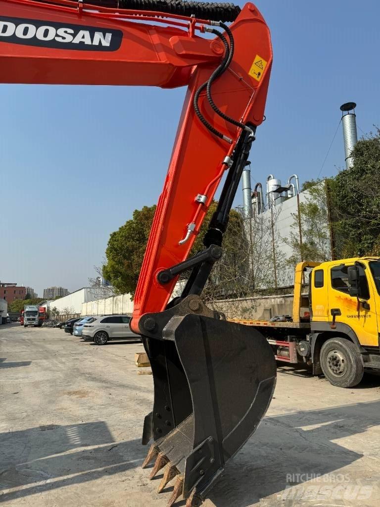 Doosan DX 225 LC حفارات زحافة