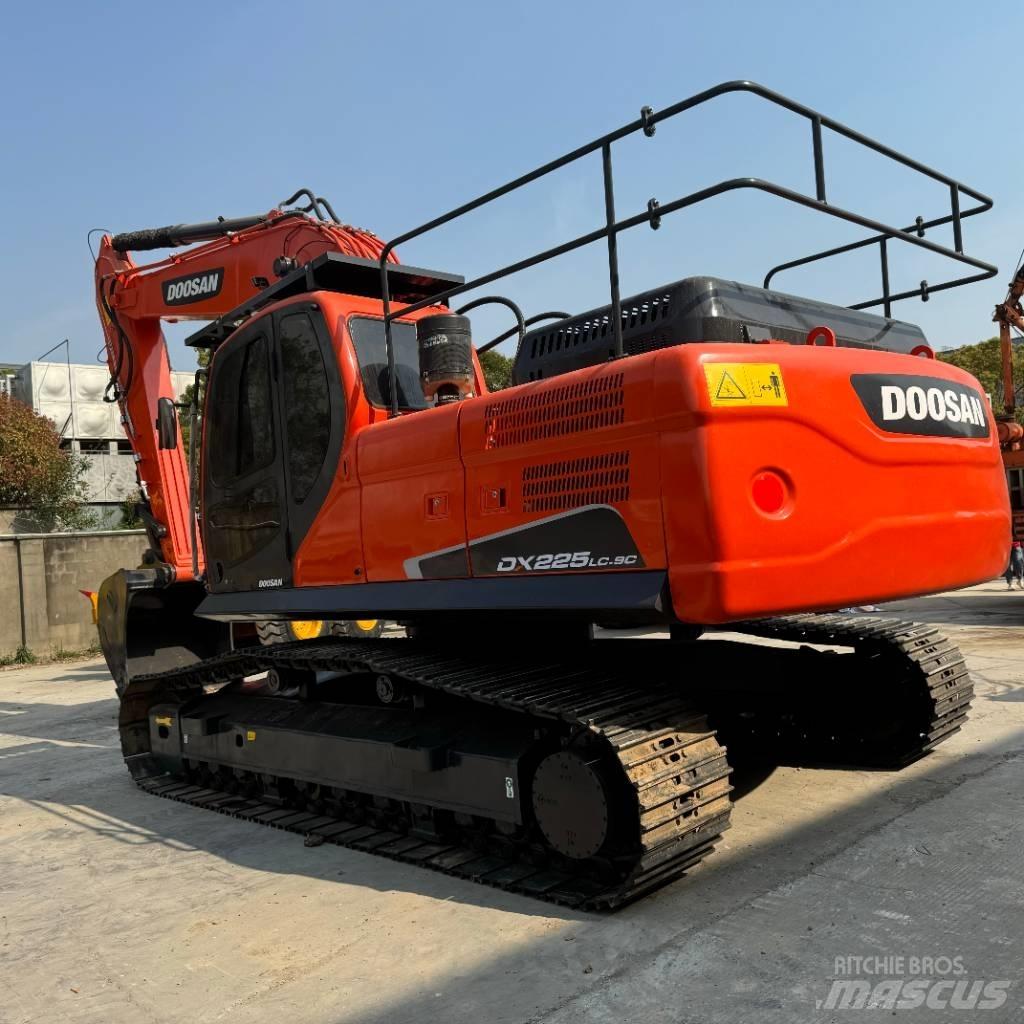 Doosan DX 225 LC حفارات زحافة