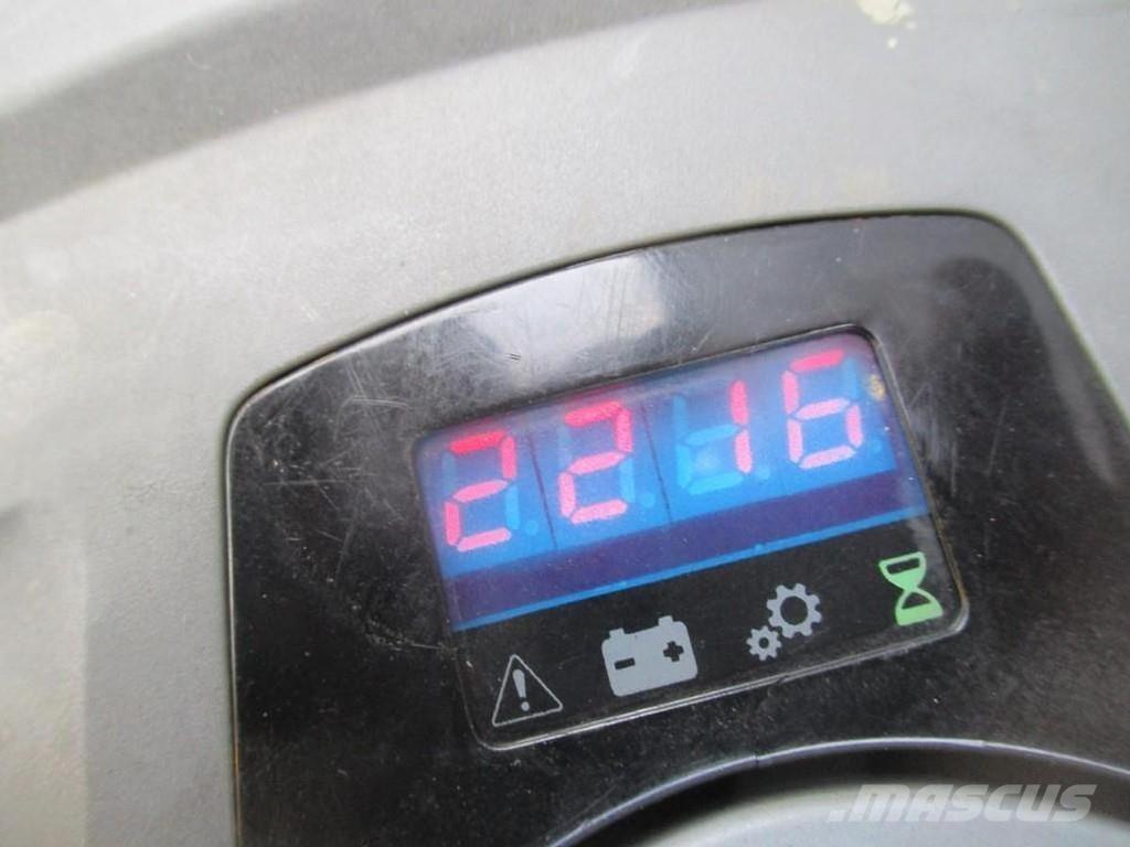 Toyota LPE200 رافعة منخفضة المستوى ذات منصة