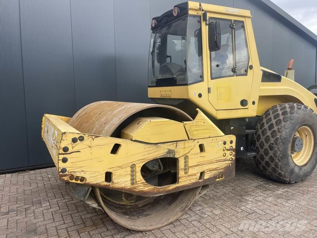 Bomag Bw 213 مداحل ذات إطارات هوائية