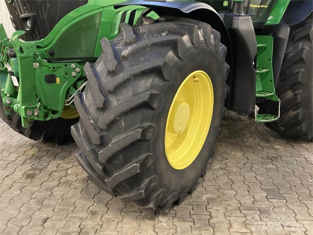 John Deere 6215R الجرارات