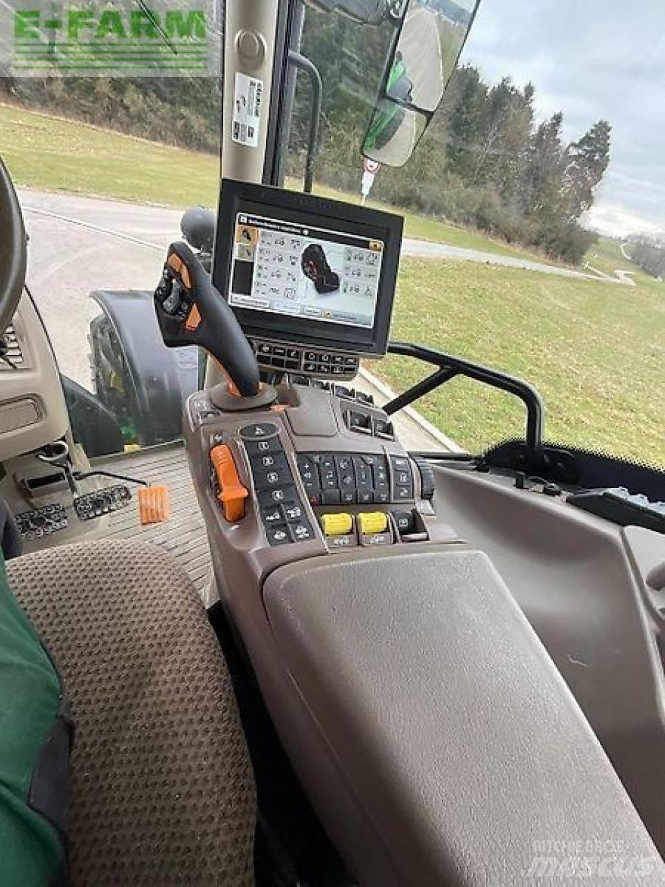 John Deere 6215 r الجرارات