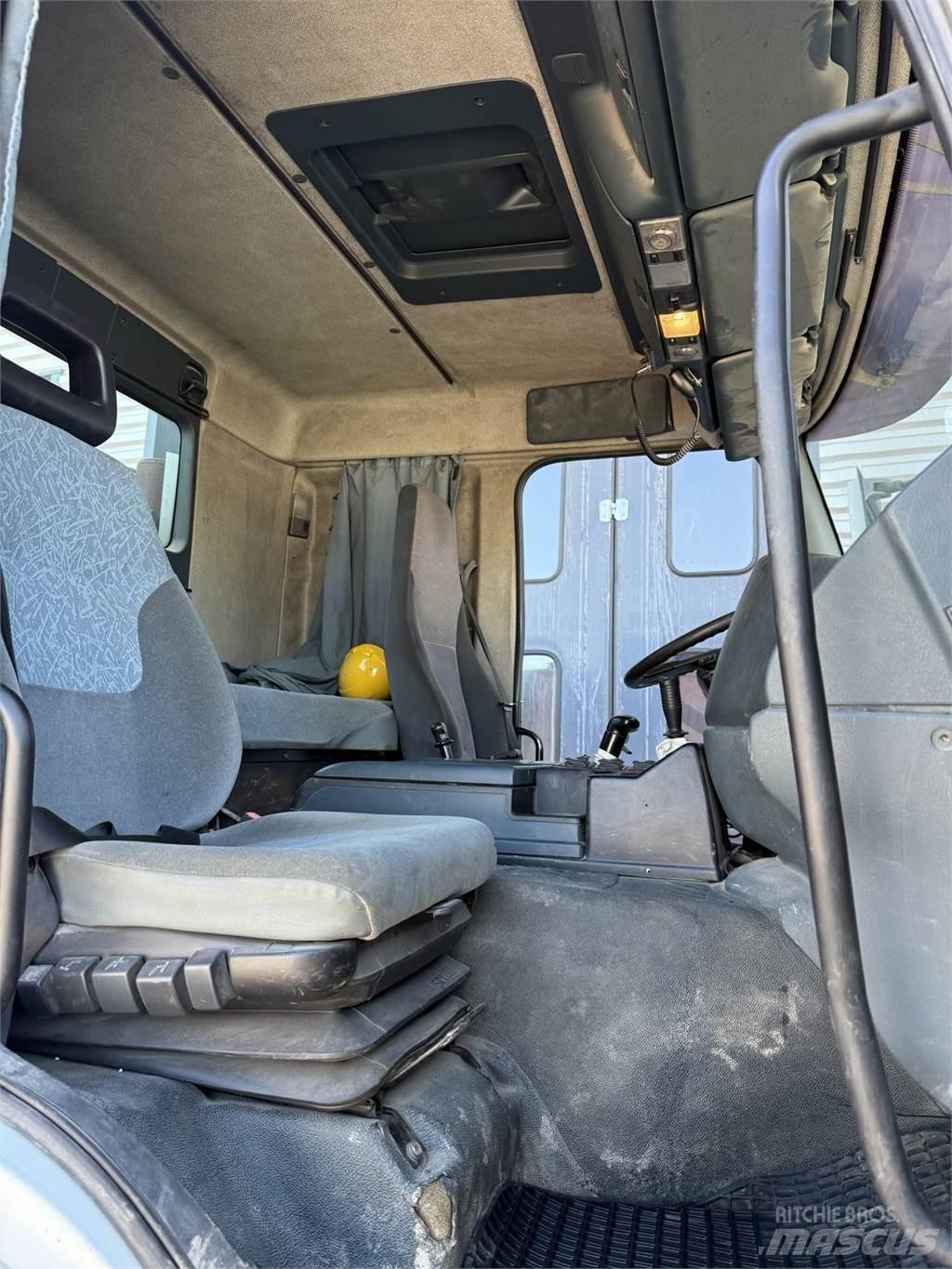 Sisu E12M 8x2 شاحنات قلابة