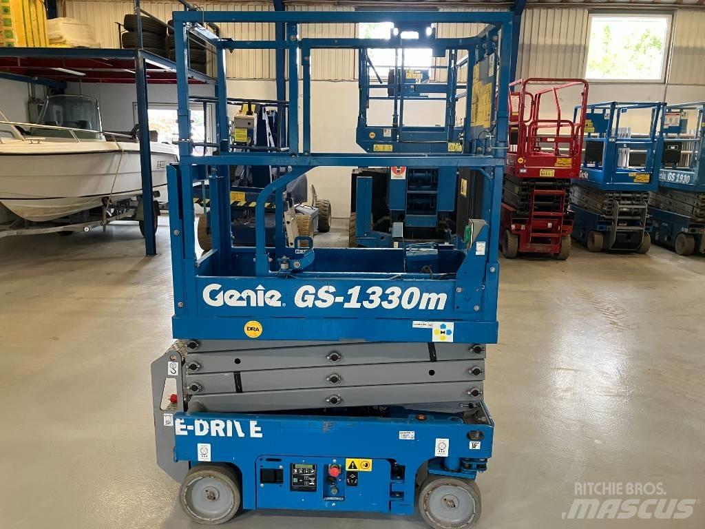 Genie GS 1330 رافعات مقصية الشكل