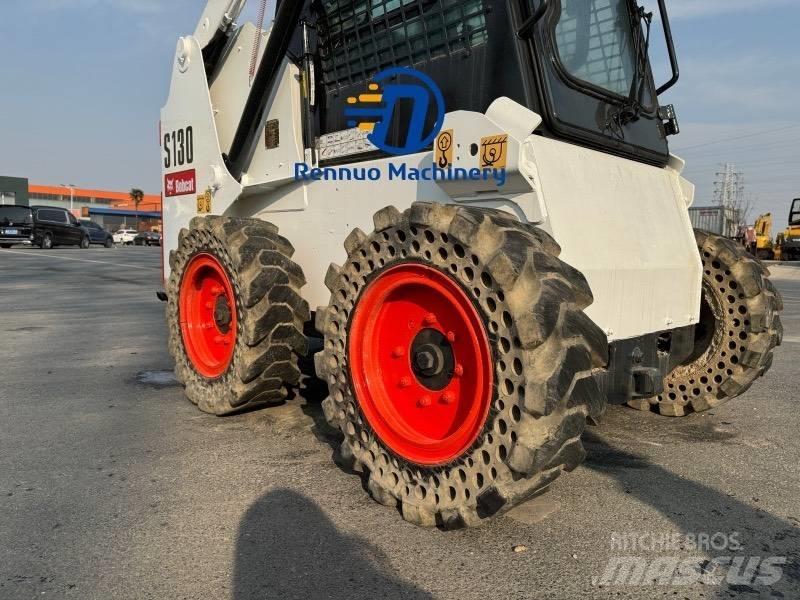 Bobcat S 130 لوادر انزلاقية التوجيه