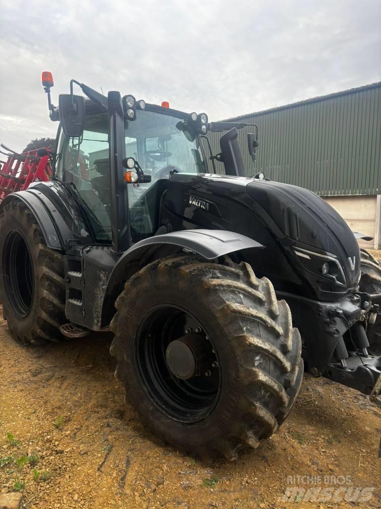 Valtra T 254 V الجرارات