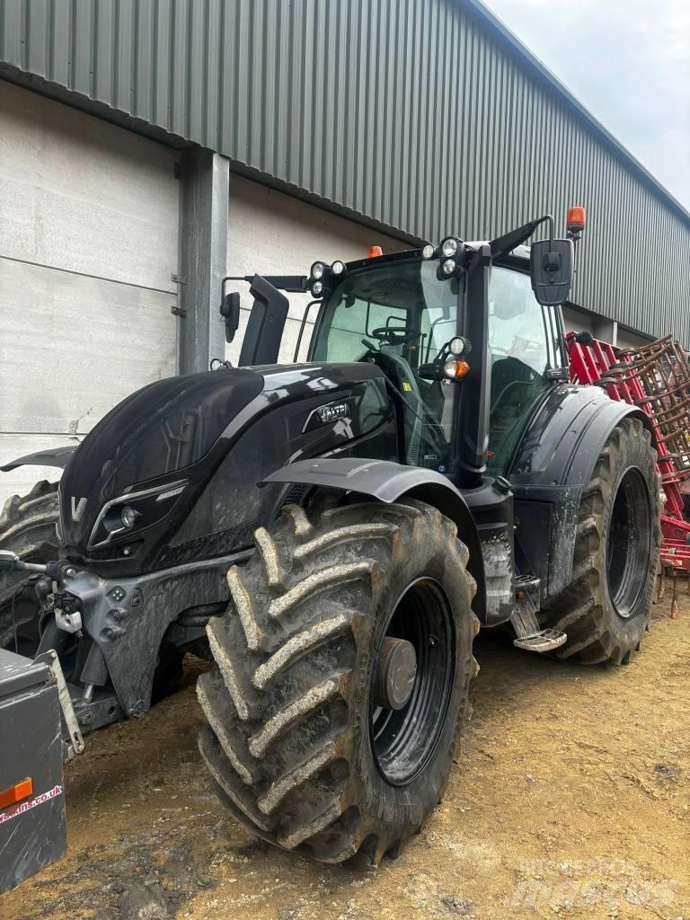Valtra T 254 V الجرارات