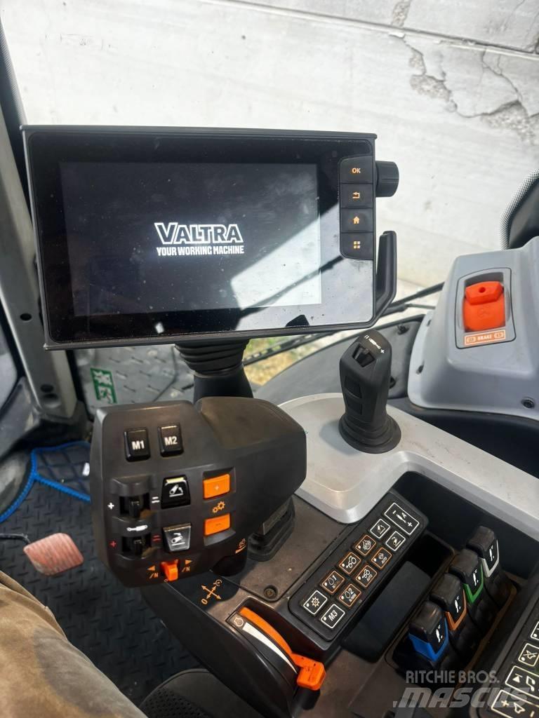 Valtra T 254 V الجرارات