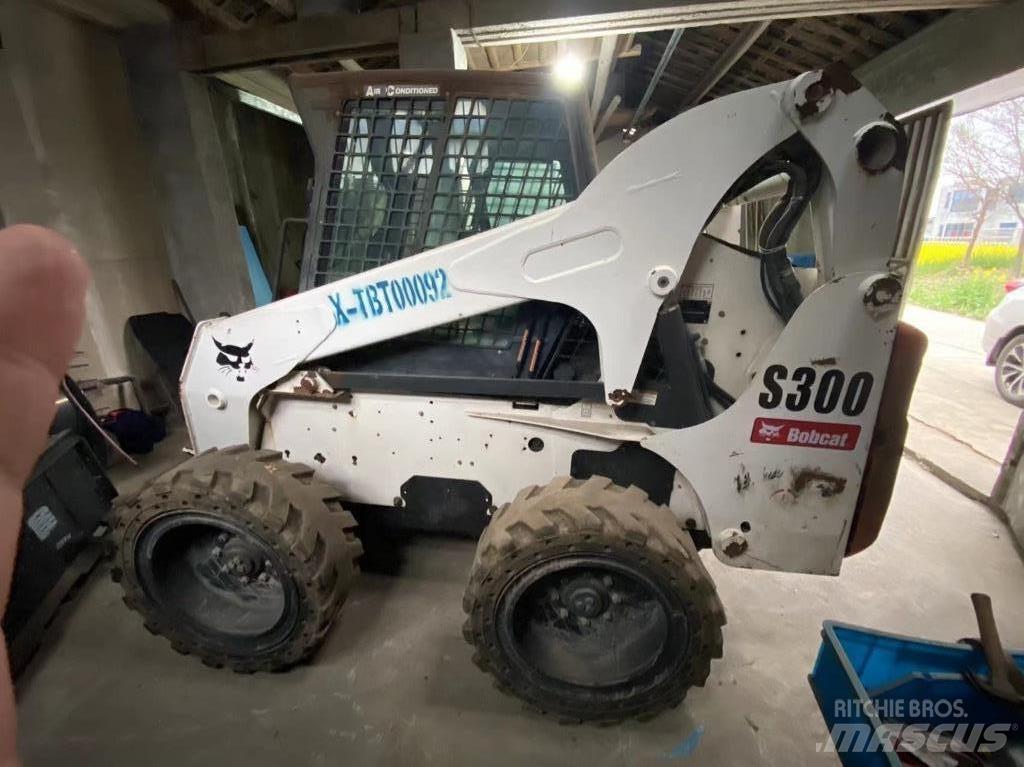 Bobcat S 300 لوادر انزلاقية التوجيه