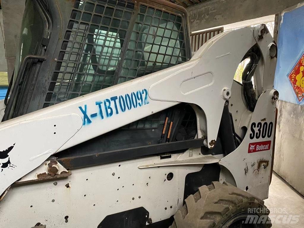 Bobcat S 300 لوادر انزلاقية التوجيه