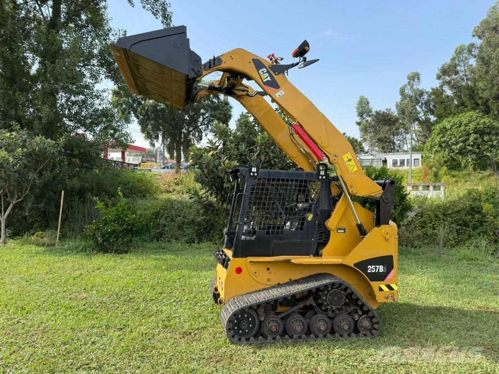 CAT 257 B لوادر زحافة