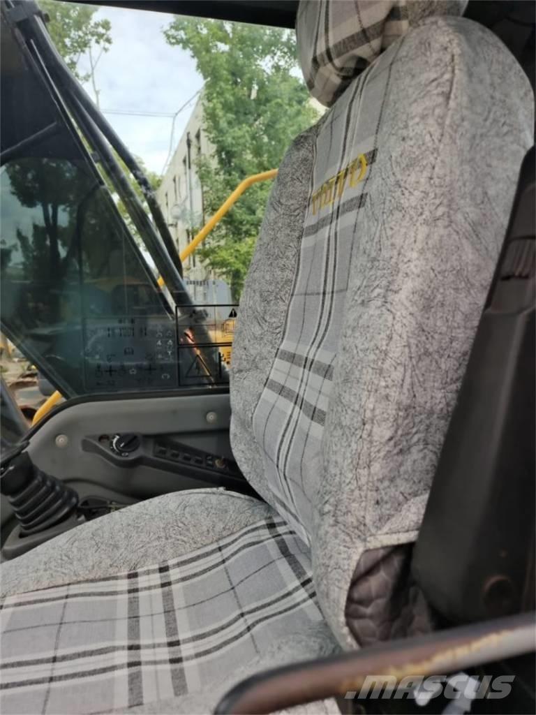 Volvo EC 140 B LC حفارات زحافة