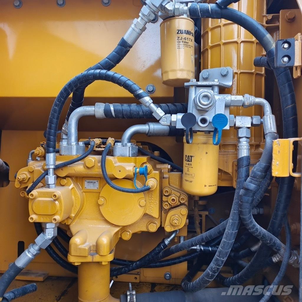 CAT 320 D2L حفارات زحافة