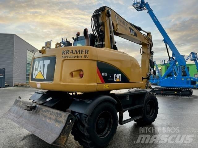 CAT M 313 D حفارات بعجل
