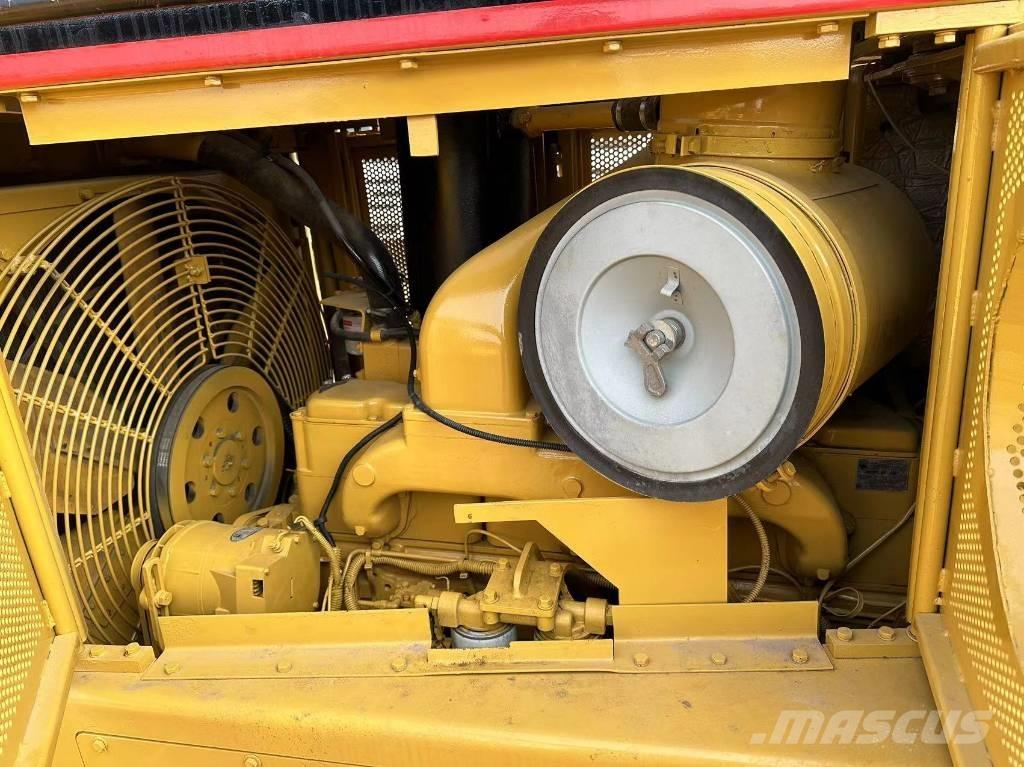 CAT D 8 R بلدوزرات مجنزرة