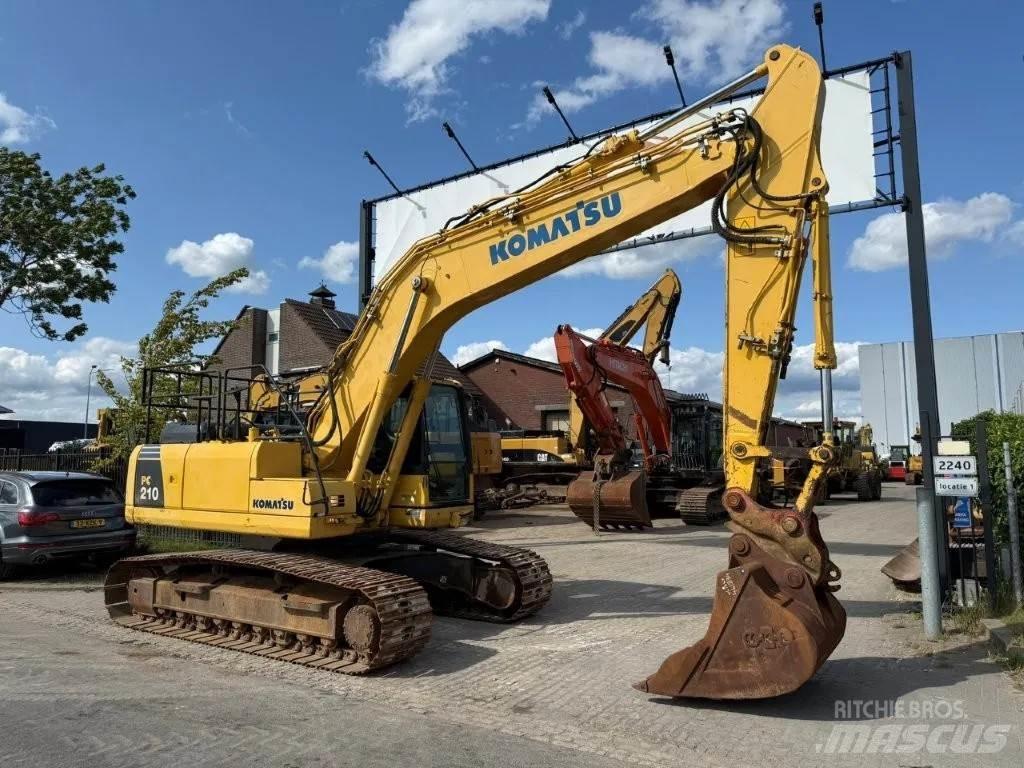 Komatsu PC210LC-8 حفارات زحافة
