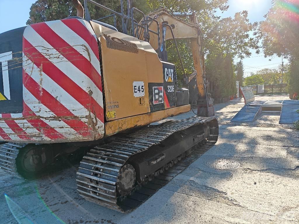 CAT 320 EL حفارات زحافة