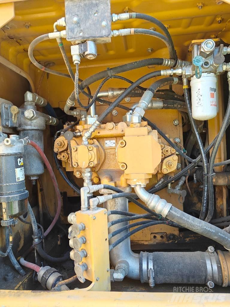 CAT 320 EL حفارات زحافة