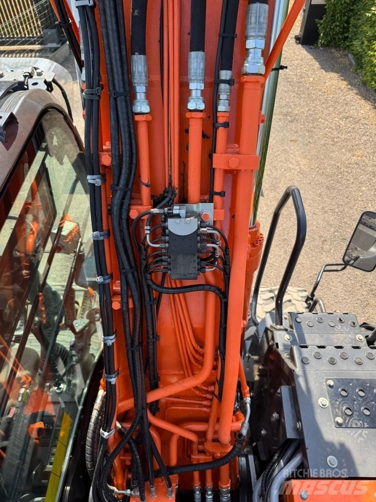 Hitachi Zaxis 140 W حفارات بعجل