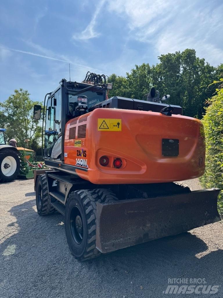 Hitachi Zaxis 140 W حفارات بعجل