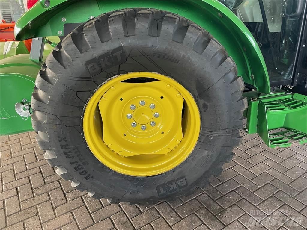 John Deere 5058 الجرارات
