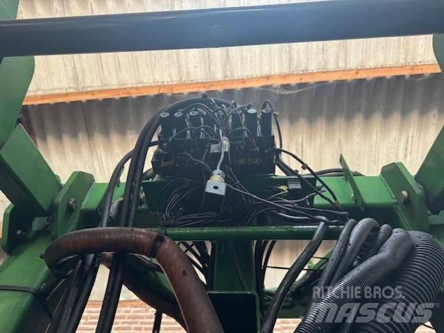 John Deere 832 رشاشات ذاتية الحركة