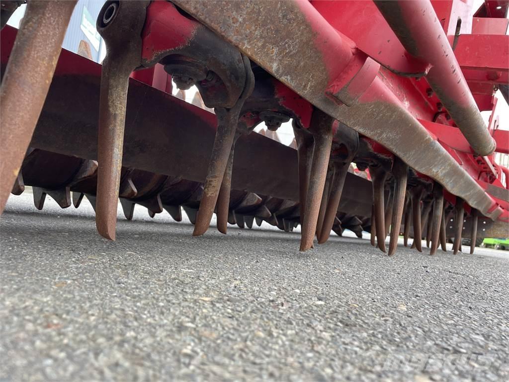 Lely 300-35 الكاسحات وقلابات التربة ذات المحركات