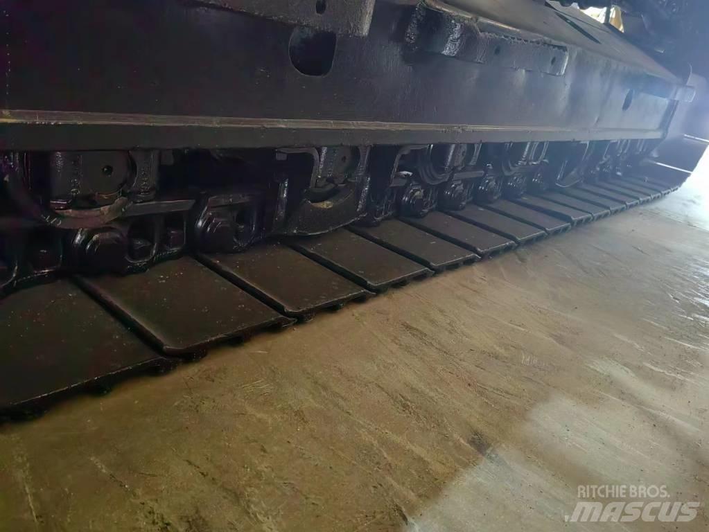 CAT 320 حفارات زحافة
