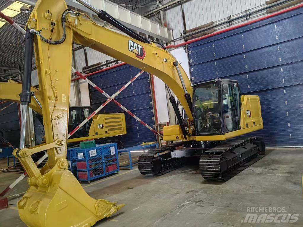 CAT 320 حفارات زحافة