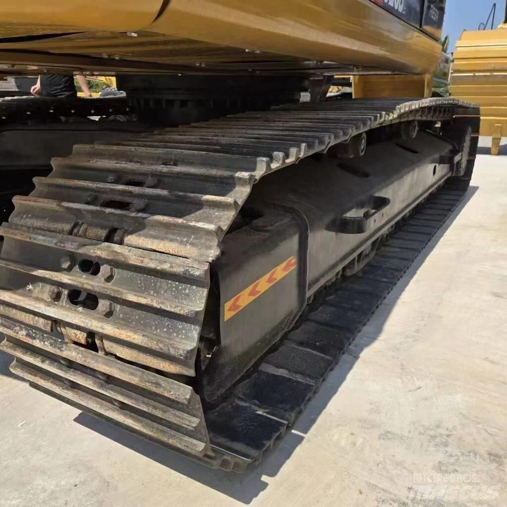 CAT 323 D حفارات زحافة