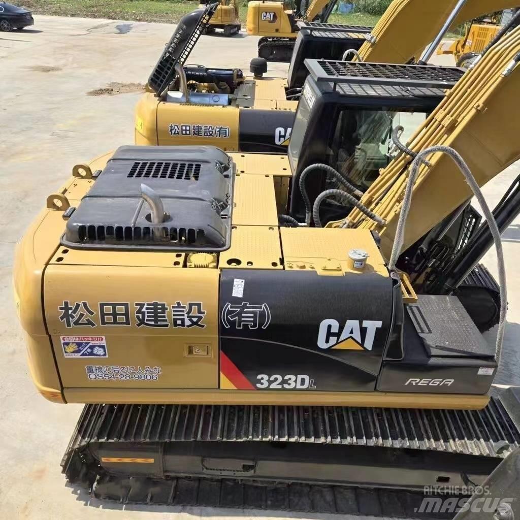 CAT 323 D حفارات زحافة