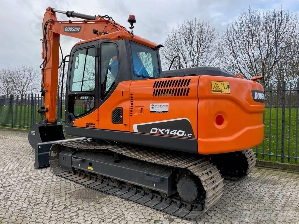 Doosan dx140w حفارات بعجل