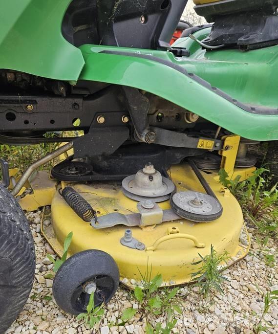 John Deere X 300 R ركوب الحشائش