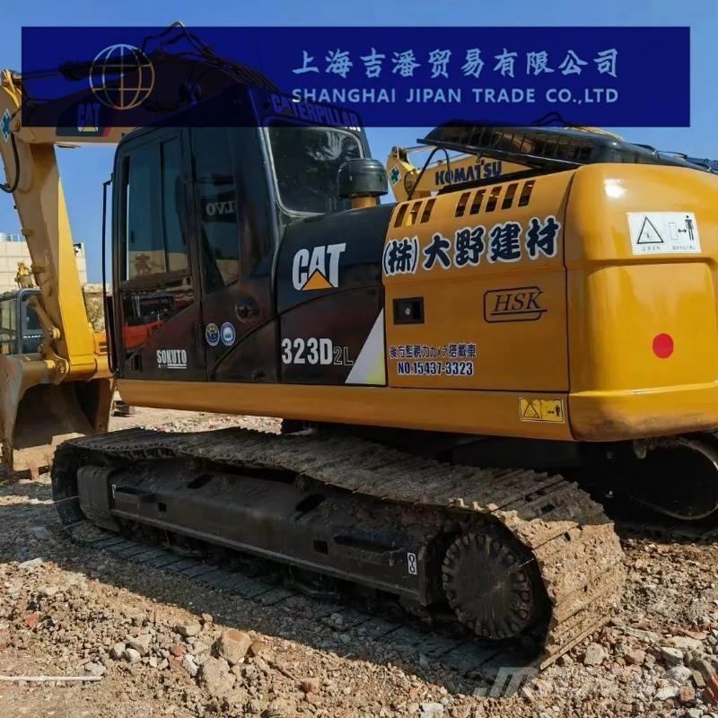 CAT 323 D حفارات زحافة