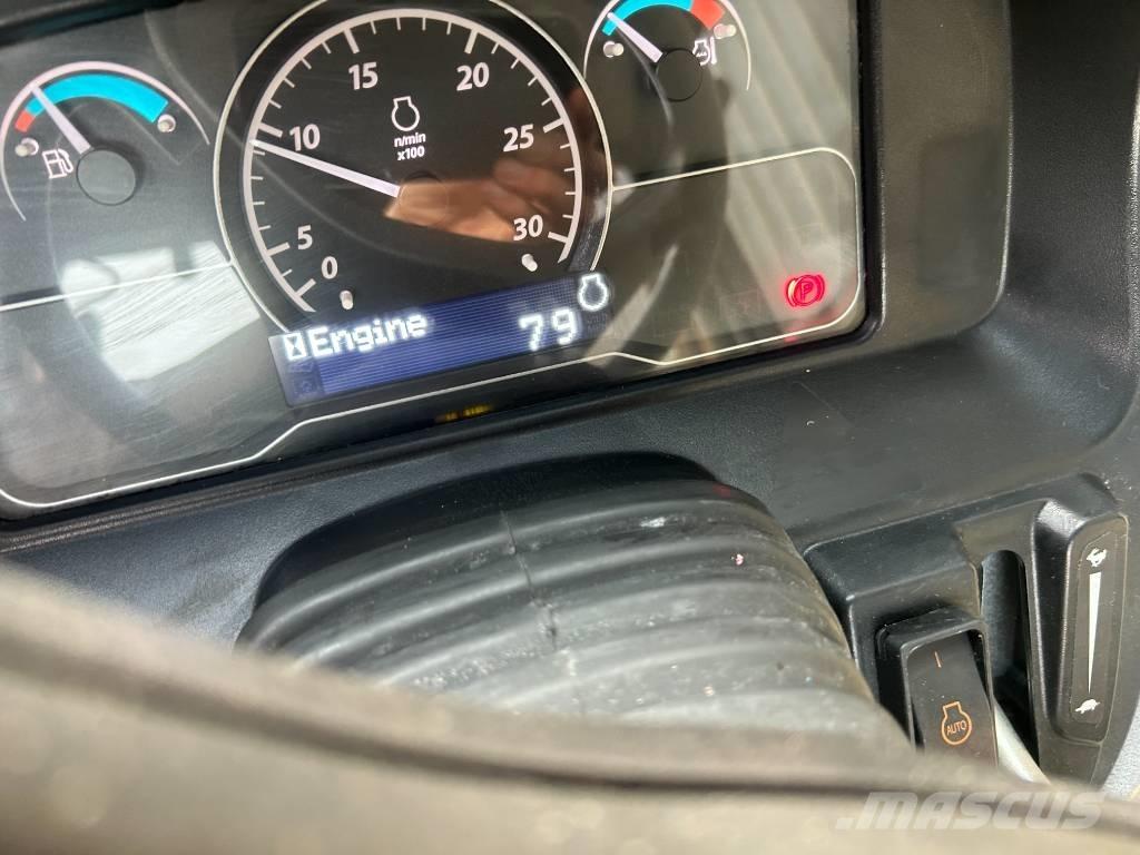 John Deere 2038R جرارات مدمجة