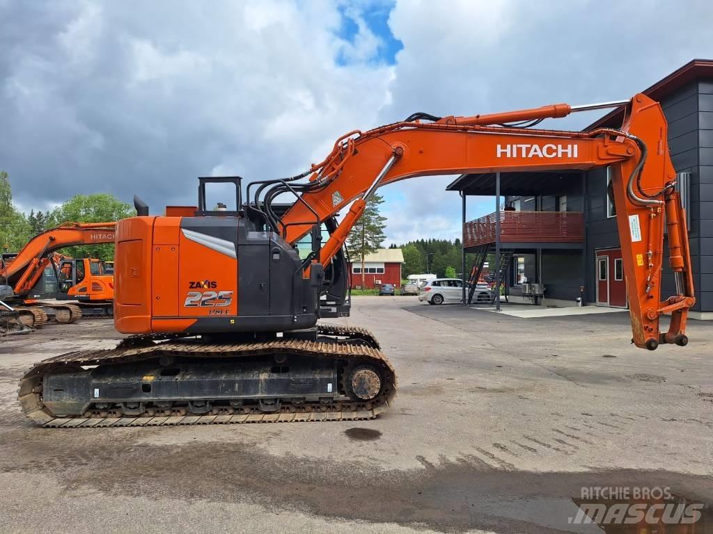 Hitachi ZX225USLC-7 حفارات زحافة