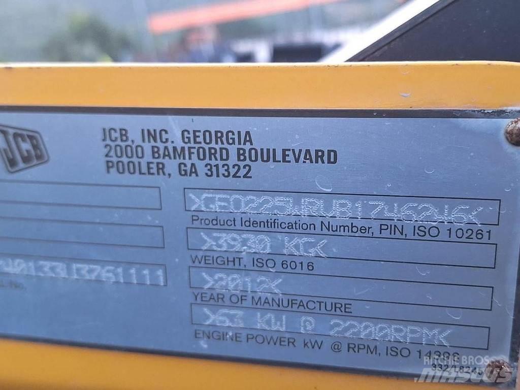 JCB 225 لوادر صغيرة