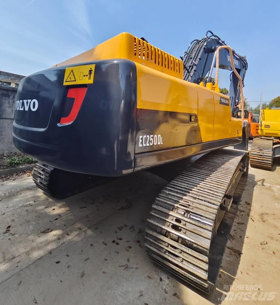 Volvo EC 250 D L حفارات زحافة