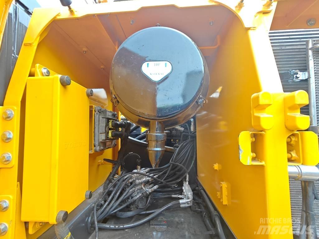Volvo EC 250 D L حفارات زحافة