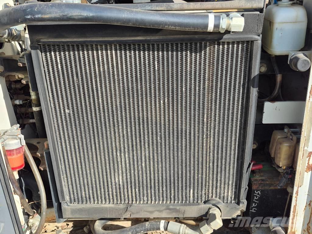 Takeuchi TL 8 لوادر انزلاقية التوجيه